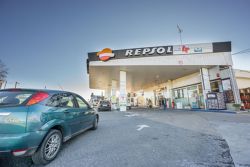 Coche entrando en gasolinera fertol