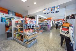 Instalaciones y tienda en la estación de servicio